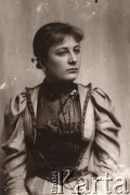 Przed 1914, brak miejsca, Austro-Węgry.
 Młoda kobieta w eleganckiej sukni, Portret.
 Fot. NN, zbiory Ośrodka KARTA, udostępnił Jurij Karpenczuk
   
