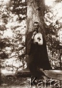 Przed 1914, brak miejsca, Austro-Węgry.
 Młody mężczyzna koło drzewa.
 Fot. NN, zbiory Ośrodka KARTA, udostępnił Jurij Karpenczuk
   
