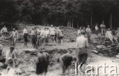 Przed 1914, brak miejsca, Austro-Węgry.
 Obóz skautów, grupa osób nad strumieniem.
 Fot. NN, zbiory Ośrodka KARTA, udostępnił Jurij Karpenczuk
   
