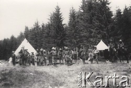 Przed 1914, brak miejsca, Austro-Węgry.
 Obóz skautów, grupa młodzieży przed namiotami.
 Fot. NN, zbiory Ośrodka KARTA, udostępnił Jurij Karpenczuk
   
