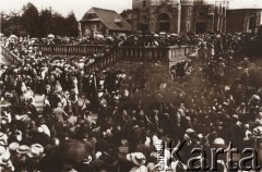 Przed 1914, brak miejsca, Austro-Węgry.
 Kondukt Pogrzebowy formujący się przed kościołem.
 Fot. NN, zbiory Ośrodka KARTA, udostępnił Jurij Karpenczuk
   
