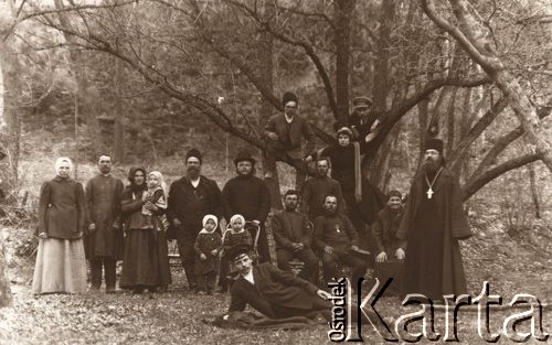 1914-1915, brak miejsca, Austro-Węgry.
 Grupa osób koło drzewa, z prawej stoi Pop.
 Fot. NN, zbiory Ośrodka KARTA, udostępnił Jurij Karpenczuk
   
