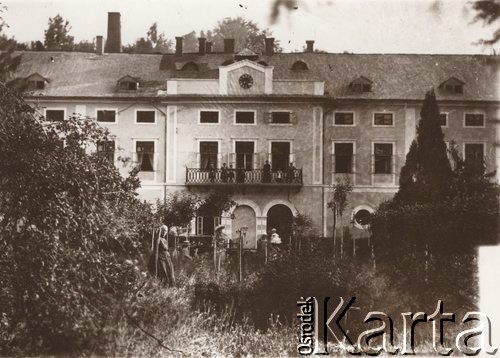 Przed 1914, brak miejsca, Austro-Węgry.
 Kobiety w ogrodzie przed budynkiem, na balkonie stoi grupa dzieci.
 Fot. NN, zbiory Ośrodka KARTA, udostępnił Jurij Karpenczuk
   
