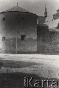 Przed 1914, brak miejsca, Austro-Węgry.
 Widok murów obronnych, z prawej wieża kościoła.
 Fot. NN, zbiory Ośrodka KARTA, udostępnił Jurij Karpenczuk
   
