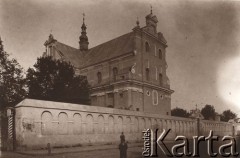 Przed 1914, Żółkiew, Austro-Węgry.
 Kościół Dominikanów ufundowany przez matkę króla Jana III Sobieskiego Teresę z Daniłowiczów Sobieską, mauzoleum rodziny Sobieskich.
 Fot. NN, zbiory Ośrodka KARTA, udostępnił Jurij Karpenczuk
   
