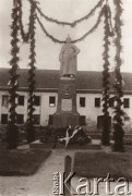 1903-1914, Żółkiew, Austro-Węgry.
 Wieńce koło Pomnika króla Jana III Sobieskiego. Napis na pomniku: 
