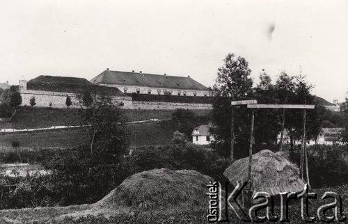 Przed 1914, Żółkiew, Austro-Węgry.
 Fragment obronnych murów miejskich.
 Fot. NN, zbiory Ośrodka KARTA, udostępnił Jurij Karpenczuk
   
