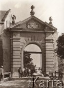 Przed 1914, Żółkiew, Austro-Węgry.
 Jedna z bram miejskich.
 Fot. NN, zbiory Ośrodka KARTA, udostępnił Jurij Karpenczuk
   
