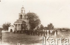 Przed 1916, Wołyń (?)
 Grupa osób, m.in. żołnierze armii carskiej, przed cerkwią.
 Fot. NN, zbiory Ośrodka KARTA, udostępnił Jurij Karpenczuk
   
