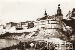 Przed 1914, Kraków, Austro-Węgry.
 Fragment miasta, barka na Wiśle.
 Fot. NN, zbiory Ośrodka KARTA, udostępnił Jurij Karpenczuk
   
