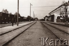 Przed 1914, Stanisławów (?), Austro-Węgry.
 Pociąg towarowy na dworcu, z lewej stoi żołnierz austriacki.
 Fot. NN, zbiory Ośrodka KARTA, udostępnił Jurij Karpenczuk
   
