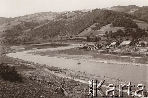 Przed 1914, Rytro, Austro-Węgry.
 Widok wsi, na pierwszym planie Poprad, w tle góry.
 Fot. NN, zbiory Ośrodka KARTA, udostępnił Jurij Karpenczuk
   

