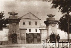 Przed 1914, TarnoPol, Austro-Węgry.
 Zamek zbudowany przez hetmana Jana Tarnowskiego w XVI wieku, w okresie rozbiorów koszary armii austriackiej. Przed bramą stoją trzej austriaccy żołnierze.
 Fot. NN, zbiory Ośrodka KARTA, udostępnił Jurij Karpenczuk
   
