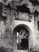 Przed 1914, Olesko, Austro-Węgry.
 Herb oleskiego zamku nad bramą.
 Fot. NN, zbiory Ośrodka KARTA, udostępnił Jurij Karpenczuk
   
