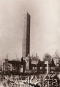 Przed 1939, Złoczów (?)
 Fragment cmentarza, Pomnik i obelisk.
 Fot. NN, zbiory Ośrodka KARTA, udostępnił Jurij Karpenczuk
   
