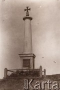 Przed 1939, Złoczów (?)
 Obelisk z krzyżem.
 Fot. NN, zbiory Ośrodka KARTA, udostępnił Jurij Karpenczuk
   
