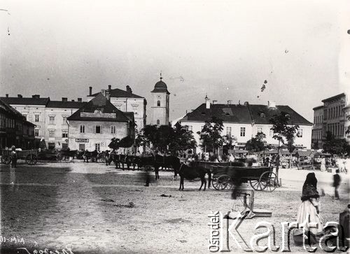 Przed 1900, Rzeszów, Austro-Węgry.
 Rynek, z lewej budynek ratusza przed przebudową, obok wieża kościoła farnego.
 Fot. NN, zbiory Ośrodka KARTA, udostępnił Jurij Karpenczuk
   
