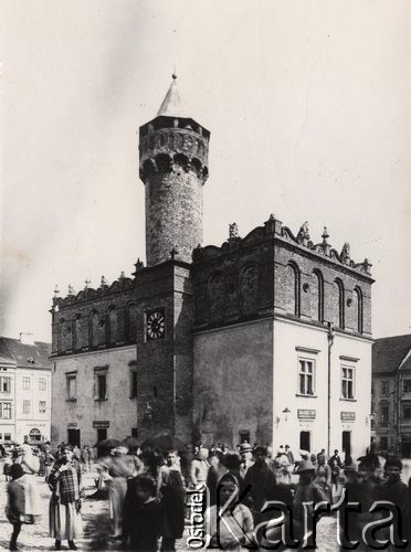 Przed 1914, Tarnów, Austro-Węgry.
 Rynek, budynek ratusza.
 Fot. NN, zbiory Ośrodka KARTA, udostępnił Jurij Karpenczuk
   
