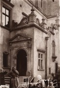 Przed 1914, Tarnów, Austro-Węgry.
 Handlarki przed wejściem do ratusza.
 Fot. NN, zbiory Ośrodka KARTA, udostępnił Jurij Karpenczuk
   
