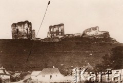 Przed 1914, Dobromil (?), Austro-Węgry.
 Ruiny zamku, na pierwszym planie zabudowania wsi.
 Fot. NN, zbiory Ośrodka KARTA, udostępnił Jurij Karpenczuk
   

