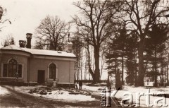 Przed 1914, brak miejsca, Austro-Węgry.
 Budynek w parku, kaplica (?)
 Fot. NN, zbiory Ośrodka KARTA, udostępnił Jurij Karpenczuk
   
