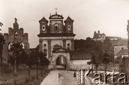 Przed 1914, Nowy Wiśnicz, Austro-Węgry.
Kościół p.w. Wniebowzięcia NMP (na bramie tablica z napisem: 