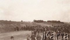 Przed 1914, brak miejsca, Austro-Węgry.
 Grupa ludzi idących drogą.
 Fot. NN, zbiory Ośrodka KARTA, udostępnił Jurij Karpenczuk
   
