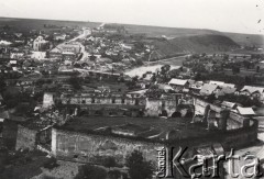 Przed 1939, Polska..
 Panorama kresowego miasteczka, na pierwszym planie ruiny zamku.
 Fot. NN, zbiory Ośrodka KARTA, udostępnił Jurij Karpenczuk
   
