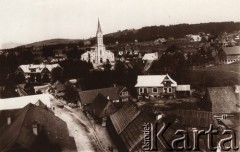 Przed 1914, brak miejsca, Austro-Węgry.
 Panorama miasteczka, na pierwszym planie domy, w tle kościół i góry.
 Fot. NN, zbiory Ośrodka KARTA, udostępnił Jurij Karpenczuk
   
