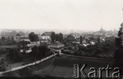 Przed 1914, brak miejsca, Austro-Węgry.
 Panorama miasteczka, z lewej budynek kościoła.
 Fot. NN, zbiory Ośrodka KARTA, udostępnił Jurij Karpenczuk
   
