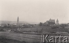Przed 1914, Biecz, Austro-Węgry.
 Panorama miasteczka, z prawej kościół Bożego Ciała i dzwonnica, z lewej wieża ratusza.
 Fot. NN, zbiory Ośrodka KARTA, udostępnił Jurij Karpenczuk
   

