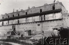 Przed 1914, brak miejsca, Austro-Węgry.
 Fragment zabudowań, dawne mury obronne (?)
 Fot. NN, zbiory Ośrodka KARTA, udostępnił Jurij Karpenczuk
   
