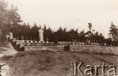 Przed 1939, Polska..
 Prawdopodobnie cmentarz wojskowy, z lewej groby katolickie, z prawej prawosławne.
 Fot. NN, zbiory Ośrodka KARTA, udostępnił Jurij Karpenczuk
   
