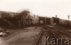 Przed 1918, brak miejsca, Austro-Węgry.
 Wiadukt nad torami kolejowymi, z prawej siedzi austriacki żołnierz.
 Fot. NN, zbiory Ośrodka KARTA, udostępnił Jurij Karpenczuk
   
