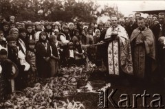 Przed 1939, Polska..
 Święcenie płodów rolnych przez greko-katolickiego księdza.
 Fot. NN, zbiory Ośrodka KARTA, udostępnił Jurij Karpenczuk
   
