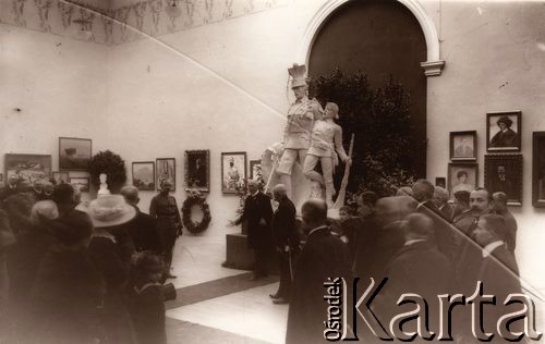 1916, Lwów, Austro-Węgry.
 Wernisaż w galerii, odsłonięcie Pomnika (?)
 Fot. NN, zbiory Ośrodka KARTA, udostępnił Jurij Karpenczuk
   
