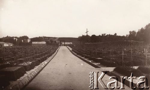 3.10.1915, Lwów, Austro-Węgry.
Główna aleja wojskowego cmentarza.
Fot. NN, zbiory Ośrodka KARTA, udostępnił Jurij Karpenczuk
   
