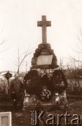 1916, Lwów, Austro-Węgry.
Cmentarz Łyczakowski, Pomnik z napisem 