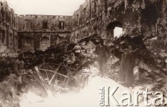 1915, Lwów, Austro-Węgry.
Austriacki żołnierz i dwaj cywile w ruinach budynku.
Fot. NN, zbiory Ośrodka KARTA, udostępnił Jurij Karpenczuk
   
