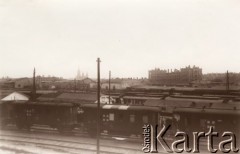 1915, Lwów, Austro-Węgry.
Zniszczone budynki dworca kolejowego, na pierwszym planie austriacki Pociąg sanitarny, w środku wagon apteczny.
Fot. NN, zbiory Ośrodka KARTA, udostępnił Jurij Karpenczuk