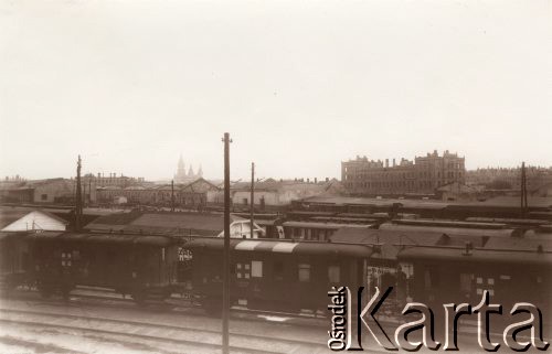 1915, Lwów, Austro-Węgry.
Zniszczone budynki dworca kolejowego, na pierwszym planie austriacki Pociąg sanitarny, w środku wagon apteczny.
Fot. NN, zbiory Ośrodka KARTA, udostępnił Jurij Karpenczuk