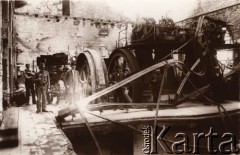 1915, Lwów, Austro-Węgry.
Zniszczona fabryka (elektrownia?), grupa osób - cywile i żołnierze austriaccy oraz maszyny.
Fot. NN, zbiory Ośrodka KARTA, udostępnił Jurij Karpenczuk