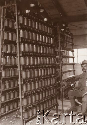 1915-1916, Lwów, Austro-Węgry.
Fabryka (elektrownia?), austriacki żołnierz obok bezpieczników (?)
Fot. NN, zbiory Ośrodka KARTA, udostępnił Jurij Karpenczuk