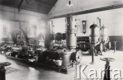 1915, Lwów, Austro-Węgry.
Wnętrze fabryki (elektrowni?), jeden z kotłów parowych wyprodukowano w krakowskiej Fabryce Maszyn Rolniczych i Narzędzi Ludwika Zieleniewskiego.
Fot. NN, zbiory Ośrodka KARTA, udostępnił Jurij Karpenczuk