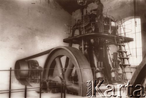 1915, Lwów, Austro-Węgry.
Wnętrze fabryki (elektrowni?), na Podeście stoi żołnierz austriacki.
Fot. NN, zbiory Ośrodka KARTA, udostępnił Jurij Karpenczuk