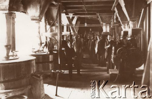 1915, Lwów, Austro-Węgry.
Wnętrze zakładu produkcyjnego (młyn ?), maszyna z prawej została wyprodukowana w zakładach Wegmann & Co. w Kassel.
Fot. NN, zbiory Ośrodka KARTA, udostępnił Jurij Karpenczuk
