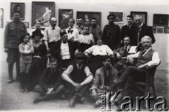 1915, Lwów.
Grupa osób w galerii malarstwa, z tyłu stoją rosyjscy żołnierze.
Fot. NN, zbiory Ośrodka KARTA, udostępnił Jurij Karpenczuk