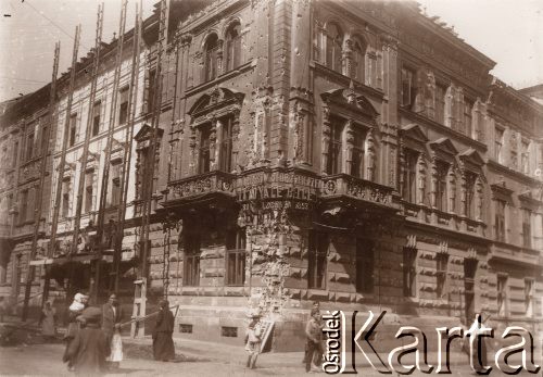 1918, Lwów, Polska.
Ostrzelany budynek przy zbiegu ulic Słowackiego i Sykstuskiej, na budynku reklama 