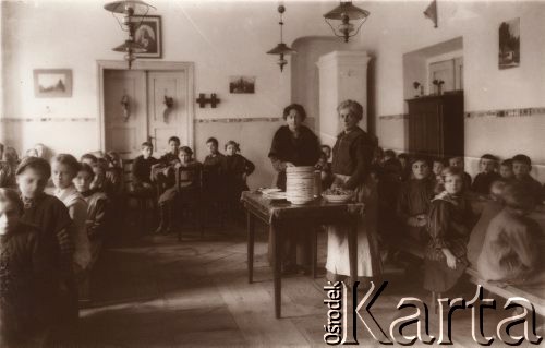 1915, Lwów, Austro-Węgry.
Dzieci czekające na posiłek.
Fot. NN, zbiory Ośrodka KARTA, udostępnił Jurij Karpenczuk