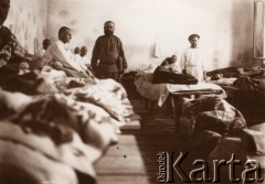 1914-1915, Lwów.
Rosyjski szpital wojskowy, chorzy na łóżkach, z prawej stoi sanitariusz.
Fot. NN, zbiory Ośrodka KARTA, udostępnił Jurij Karpenczuk